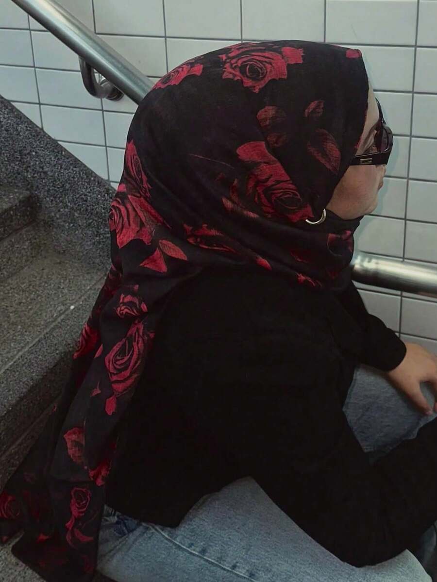 1条印花丝巾，优雅玫瑰图案轻盈披肩，适合女性日常佩戴，可搭配长袍，四季皆宜。