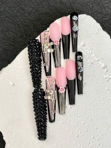 10 Stück extra lange handgefertigte französische Maniküre Nagel Aufkleber, dekoriert mit 3D Strass, Blumen und Spielzeugpistolen Mustern, entworfen für Mädchen, einfach zu tragen, geeignet für Partys und täglichen Nagellack Gebrauch - Schwarz - Übersicht 4