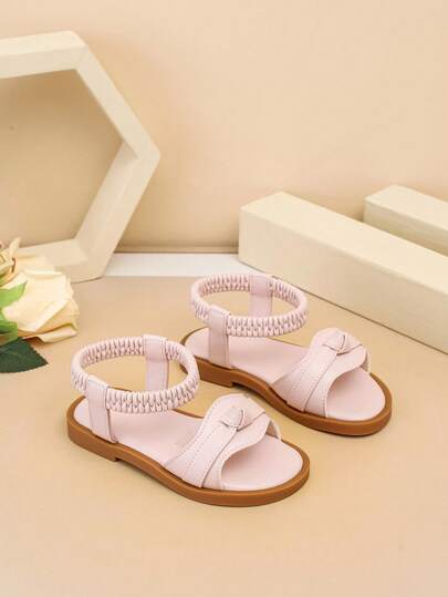 1 đôi dép xăng đan đế bằng dễ thương và thời trang dành cho bé gái, thích hợp cho mùa hè.