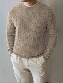 Pulover bărbătesc cu guler rotund și frânghie răsucită
