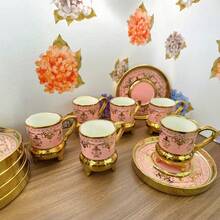 1/6件套阿拉伯风格金色陶瓷咖啡杯碟套装，容量90毫升/3.04盎司，奢华金边，适用于卡布奇诺、拿铁、摩卡、双份浓缩咖啡，优雅的家居装饰，适用于办公室和厨房，是圣诞节、情人节、毕业典礼、秋冬季节的理想礼物，男女皆宜，也是圣诞家居装饰的完美之选。