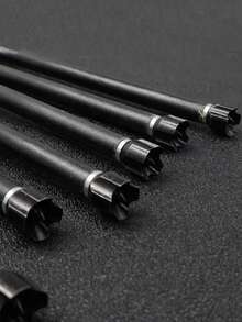 一套户外狩猎射箭装备，配有可替换箭矢和收纳盒，方便携带，包含射箭配件。适用于户外射击训练和休闲射箭活动。