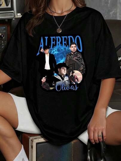 Vibrante retrato del carismático Alfredo Olivas icono de la música regional mexicana con su acordeón y sombrero vaquero sobre un fondo de nubes azules para sus fieles seguidoras Camiseta de mujer 100% algodón