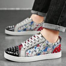 Zapatillas de hombre con decoración de remaches y acentos de metal en la parte delantera y el talón, colores clásicos únicos, anillo de metal en la puntera, cómodo y de moda, adecuado para discoteca, escenario, todas las estaciones - Y006 Blanco/Rojo - Ver 3