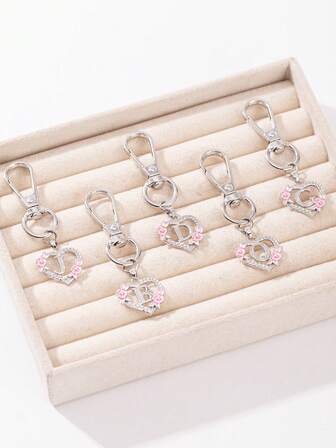 1 Stück modischer, eleganter und vielseitiger Schlüsselanhänger mit Blumen- und Herzdekor, 26 englische Buchstaben, geeignet für den täglichen Gebrauch, elegante Tasche/Rucksack Dekoration, DIY Kombinationsmöglichkeiten