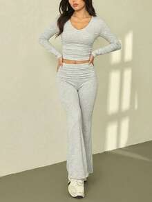 Design cu talie plisată + detalii scurte, mânecă lungă, decolteu adânc în V, croială evazată pe picior, croială slim, material elastic din bumbac, set gri deschis (top + pantaloni evazați). Stil sportiv sexy, european și american, potrivit pentru fitness, cumpărături, ținute stradale. Ideal pentru primăvară și toamnă, excelent pentru fitness cu prietenii sau fotografie stradală.