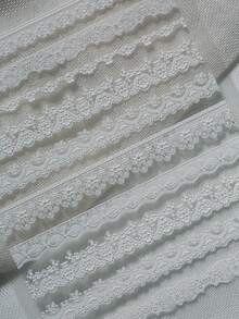 一款复古精致的美甲贴纸，采用浮雕纹理，主要由白色蕾丝制成，包括波浪边缘、花卉图案、镂空图案和其他蕾丝款式，适合个人DIY和打造法式新娘美甲风格。