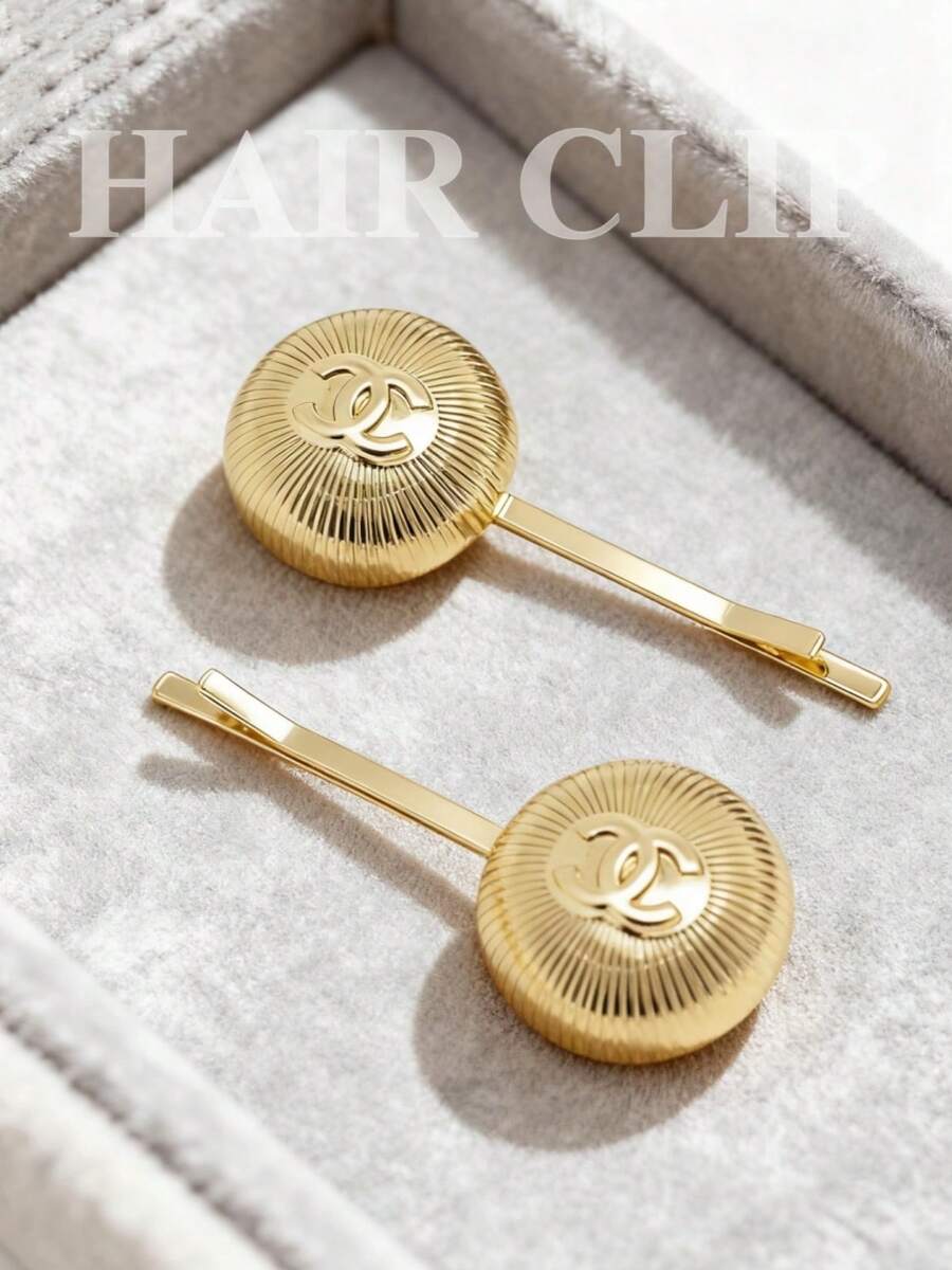 CHANEL 金色圆形金属发夹，Y2K纹理压花+精致Logo细节，多功能单夹刘海夹，适合作为圣诞礼物/日常造型/派对装扮
