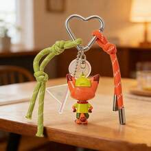 Miniso 疯狂动物城系列尼克·王尔德3D立体人偶钥匙扣 - 树脂童子军风格尼克人偶（绿色帽子+红色围巾细节）+ 心形登山扣 + 双色抽绳挂绳，带“NICK WILDE”旗帜吊坠，可用于包包装饰和钥匙收纳（1个） - 彩色 - 查看 2