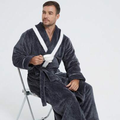 1 chiếc áo choàng tắm dài dày dặn bằng vải flannel phối màu tương phản, có cổ, thắt eo, túi, đồ ngủ nam cao cấp sang trọng.