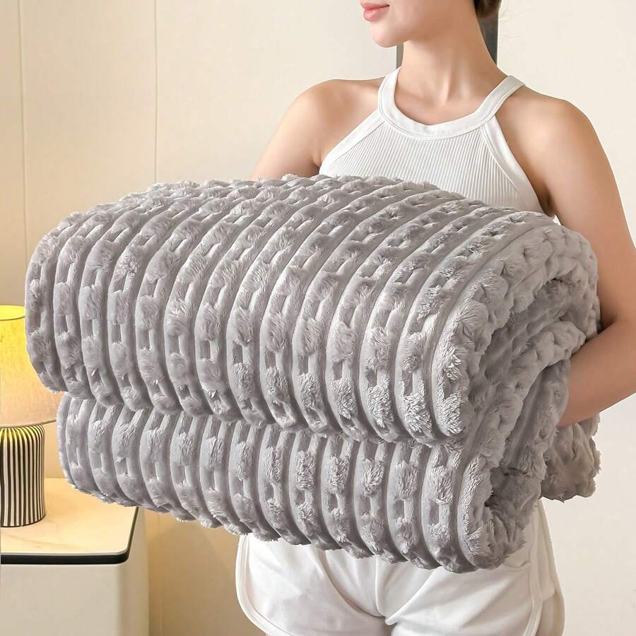 1条竹纹法兰绒提花毯，保暖舒适，单人/多人皆宜，适用于卧室、客厅、办公室、户外旅行，简约纯色，多种颜色可选，是馈赠佳品。