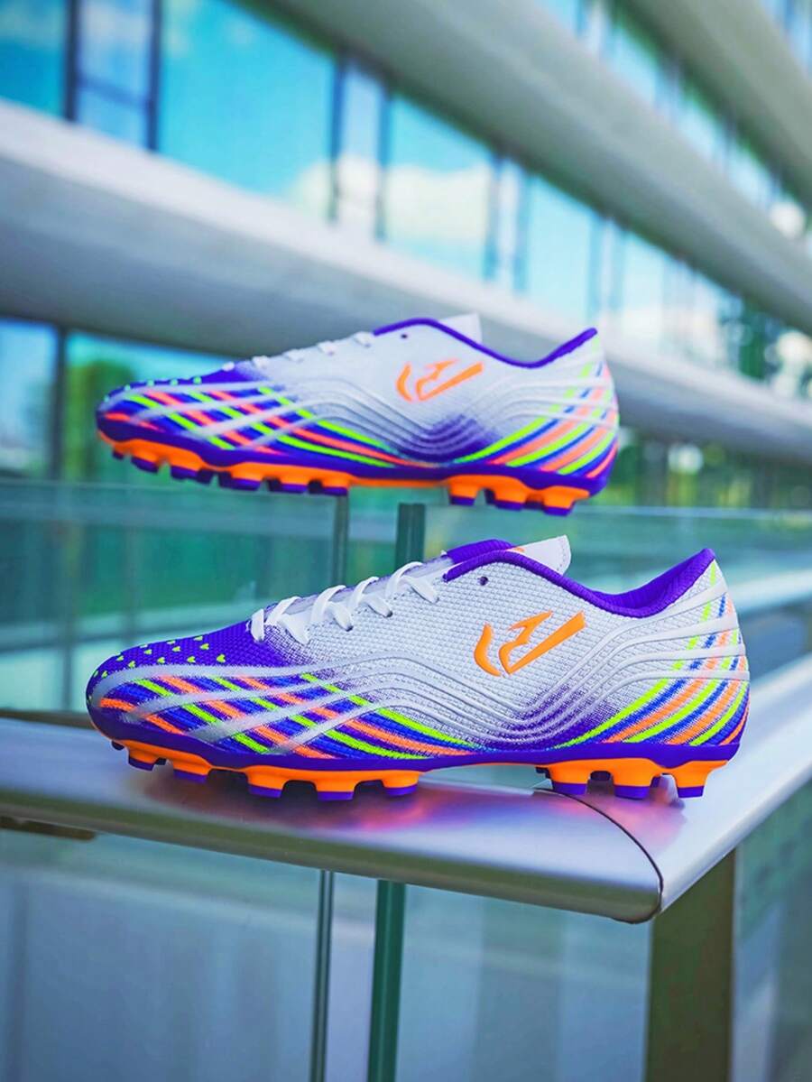 1双青少年真皮钉足球鞋，草地抓地力强，经久耐用，适合日常训练，专业足球鞋