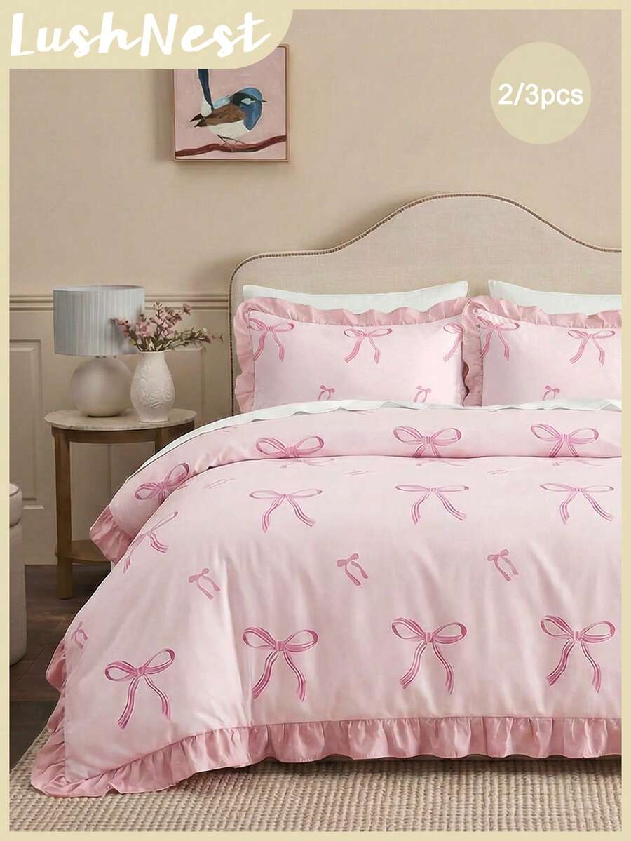 2件/3件粉色底蝴蝶结印花荷叶边拼接被套套装，包含1个被套和2个枕套（不含被芯），适合房间装饰和日常使用，采用柔软的聚酯纤维制成，适用于卧室、主卧、客房，四季皆宜，饰有绒球和几何图案，营造温馨的卧室氛围，价格实惠，彰显奢华，引领家居装饰潮流。
