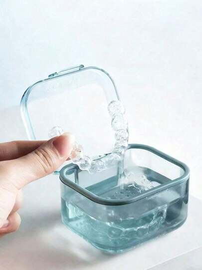 1个双层正畸保持器盒，隐形矫正器收纳盒，牙科工具收纳盒，带排水设计的便携式清洁盒，适合居家、户外、旅行使用。