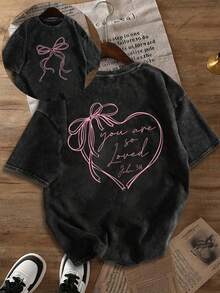 T-shirt décontracté à manches courtes pour femmes, style foi douce, col rond, fond noir délavé, nœud en fil rose, verset biblique de l'amour, pour le printemps et l'été, hauts pour femmes, graphique, voyage quotidien, tenues de la Saint-Valentin pour femmes, Saint-Valentin - Noir - Voir 4