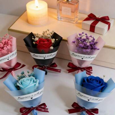 情人节迷你人造花束包含：1 朵人造玫瑰、人造满天星、花束包装纸、永生花、婚礼回礼盒、婚礼用品、婚礼礼品套装、婚车装饰、装饰道具、摄影道具、情人节礼物、婚礼纪念品、节日派对家居桌面装饰、活动礼盒、糖果纪念品等。