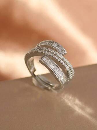 这款时尚优雅的锆石戒指，适合女性日常佩戴，也适合节日、派对、家庭聚会、开斋节等场合，更可作为纪念礼物。