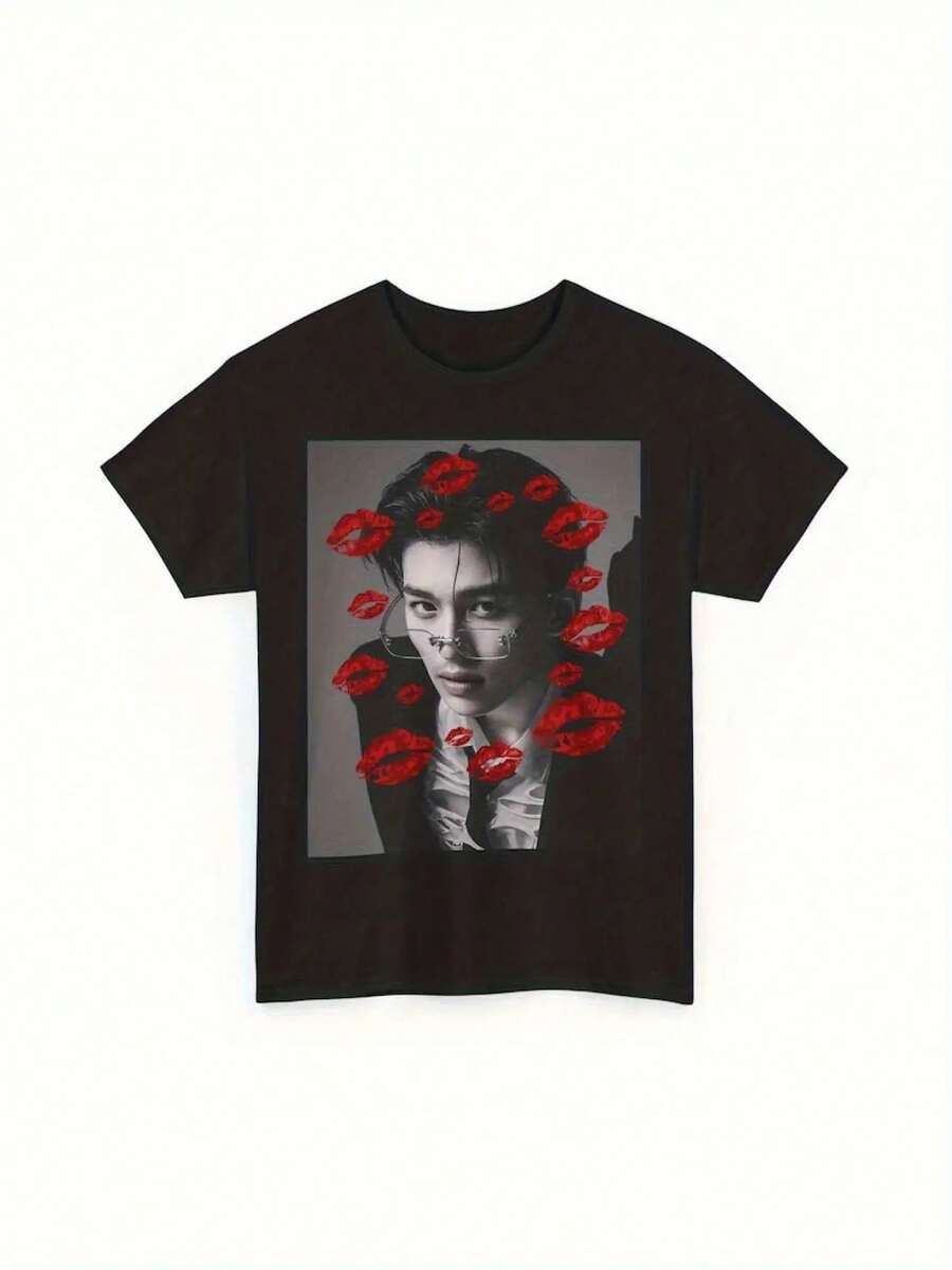 GMMTV Pond Naravit Design Unisex T-Shirt - Bold Red Lip Print & Black Graphic Tee, Soft Stretch Fabric, Round Neck Casual Shirt For Men & Women, Machine Washable, Comfortable Clothing, Stylish Apparel, Durable Construction, Fashion Enthusiasts - 黑色 - 查看 1