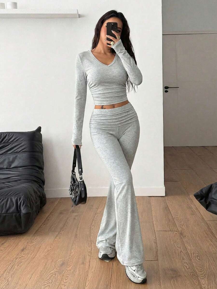 Design cu talie plisată + detalii scurte, mânecă lungă, decolteu adânc în V, croială evazată pe picior, croială slim, material elastic din bumbac, set gri deschis (top + pantaloni evazați). Stil sportiv sexy, european și american, potrivit pentru fitness, cumpărături, ținute stradale. Ideal pentru primăvară și toamnă, excelent pentru fitness cu prietenii sau fotografie stradală.