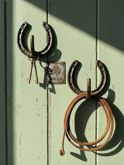 2PCS Vintage Cast Iron Horseshoe Wall Hook, Rustic Heavy Duty Hook With Durable Finish, Easy-To-Install Decorative Hanger For Keys Towels Coats Bags, Perfect For Farmhouse Game Room Outdoor Indoor Garage Door Decor, Unique Gift For Holiday Party Housewarming Birthday