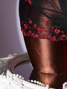 Bộ đồ lót gợi cảm 2 món dành cho nữ, gồm áo ngủ babydoll ren thêu họa tiết, áo ngực tam giác xuyên thấu và quần lọt khe màu trơn, đồ ngủ thoải mái cho ngày Valentine. - màu đen - Xem 6