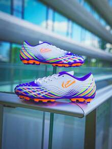 1双青少年真皮钉足球鞋，草地抓地力强，经久耐用，适合日常训练，专业足球鞋