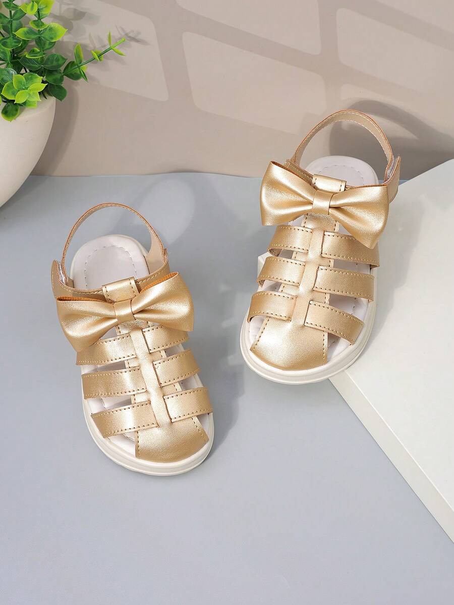 1双女童蝴蝶结编织带金色PU露趾凉鞋，平底，舒适透气，优雅甜美，适合夏季派对穿着 - 金色 - 查看 1