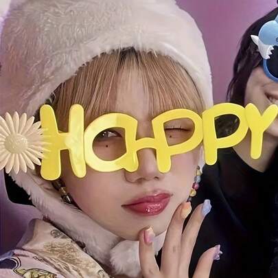 一副俏皮雏菊造型眼镜 - 可爱的拍照道具，适合朋友合影、野餐、派对、生日庆祝和主题活动，设计活泼可爱。