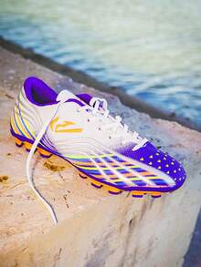 1双青少年真皮钉足球鞋，草地抓地力强，经久耐用，适合日常训练，专业足球鞋