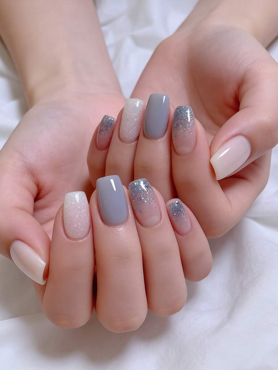 Nâng cấp diện mạo tức thì với 24 móng tay giả hình dáng trung bình, màu hồng sen lấp lấp ánh bạc nhẹ nhàng, màu tím lấp lánh lãng mạn, màu nude, màu tím thanh lịch, màu mơ tươi tắn và màu macaron. Móng tay giả phủ toàn bộ, phù hợp cho phụ nữ và bé gái. Bao gồm 1 tờ keo dán và 1 miếng dũa mini. Gel dẻo, giao hàng ngẫu nhiên. Phụ kiện làm móng. - Nhiều màu - Xem 1