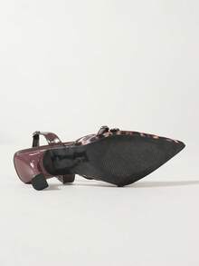 2026 Primavera/Verano Nuevos Tacones altos de 8cm de punta fina y elegante con tacón en forma de copa de vino para mujeres, con correa de tobillo, estampado de leopardo en patchwork, decoración de hebilla metálica cautivadora en el diseño de la correa trasera, tacones altos sexy color borgoña, adecuados para uso diario, vacaciones, otoño y fiestas nocturnas - Marrón - Ver 7