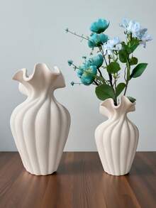 1个白色花瓶，采用雕塑般的凹槽设计，适合客厅和书架装饰，有M/L/XL三种尺寸可选。 - 彩色 - 查看 3