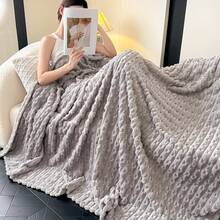 1条竹纹法兰绒提花毯，保暖舒适，单人/多人皆宜，适用于卧室、客厅、办公室、户外旅行，简约纯色，多种颜色可选，是馈赠佳品。