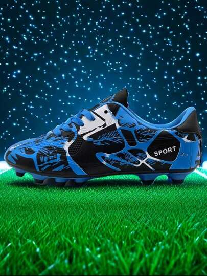 1 par de zapatos de fútbol/fútbol profesionales para jóvenes, con un llamativo esquema de color azul y negro con patrones dinámicos para una estética atlética mejorada. La suela está diseñada con tacos largos para proporcionar una excelente tracción y estabilidad adecuada para diversas condiciones de campo. El sistema de cordones asegura un ajuste y cómodo, brindando un rendimiento y comodidad excepcionales para los jugadores jóvenes durante partidos intensos.