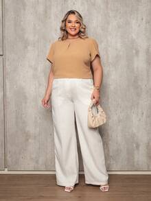 ONLYONE - WOMEN'S PLUS SIZE SHORT-SLEEVED PRINCESS BLOUSE WITH PLEATS AT THE NECKLINE - DUNAS  - ELEGANT WOMEN'S BLOUSES (LARGE SIZE) - 米色 - 查看 3