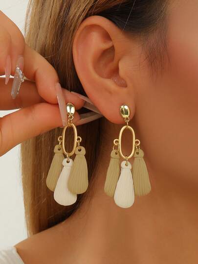 一对波西米亚风聚合物粘土水滴耳环，撞色流苏扇形设计，配金色金属环装饰，适合女性休闲、度假、海滩旅行穿着，以及波西米亚风格爱好者。