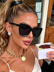 一副经典黑色猫眼太阳镜，男女皆宜，适合各种场合，如旅行、夏季配饰、运动风、驾驶、节日、海滩、电子音乐节、度假、家庭出游、高尔夫、徒步旅行、优雅装扮、街头风配饰、度假氛围、运动、派对、户外活动、街头风、钓鱼、假日等。 - 黑色 - 查看 1