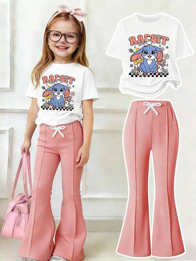 Bộ trang phục thường ngày cho bé gái tuổi teen: áo thun ngắn tay in hình hoạt hình và quần ống loe.