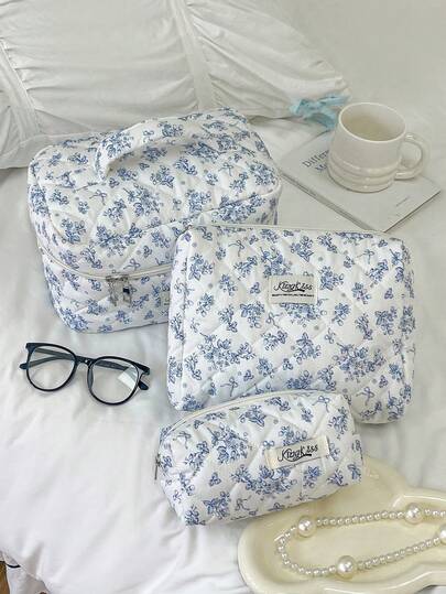 1Pc/Set All Over Blue Floral&Strawberry Print Quilting Cosmetic Bag Portable Travel Makeup Bag Zipper Cosmetic Organizer Multi-Functional Storage Organizer For Skin Care,Cosmetics,Lipstick,Nail Polish,Jewelry,Headset,Coin,Tampon,Napkin,Small Items Suitable For Girls Travel,Vacation,Cruise And Daily Commute Use Birthday Gift Mom Gift Anniversary Gift The Gift For Mom,Sister,Friend,Teacher And Oneself Make Up Bag Makeup Case Makeup Pouch