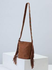 仿麂皮水桶包，配大铆钉肩带，流苏单肩包，复古风斜挎包，Y2K 机车包，棕色，时尚新品。