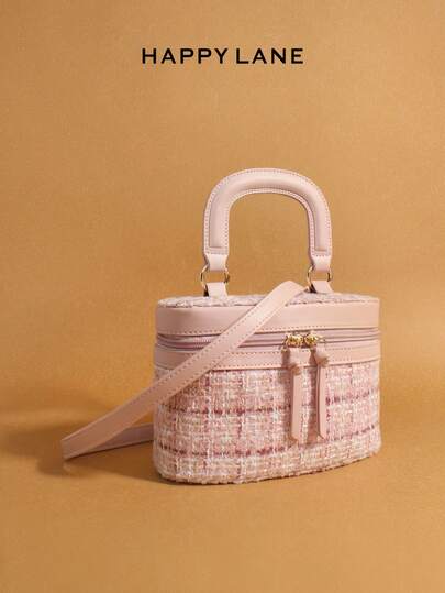 Bolso de mano tejido rosa HAPPY LANE, elegante y práctico, que muestra un encanto elegante. Viene con una correa para el hombro a juego desmontable, lo que le permite cambiar fácilmente entre los modos de uso elegante a mano y manos libres como bandolera/hombro según la ocasión y la preferencia.