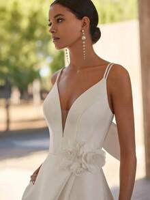 Modern Spaghetti Strap Deep V Neck High Slit Satin Wedding Dress With Train, Bridal Gown, Wedding Dresses For Bride, Elegant And Comfortable, Formal Dresses For Women, Suitable For Wedding, Party, Vacation, Bride, Formal Occasions, Dinner Dress, Prom Dress, After-Party Dress, Homecoming Dress, Cocktail Party, Birthday Party, Celebration, Gala, Festival, Ceremony - 白色 - 查看 2