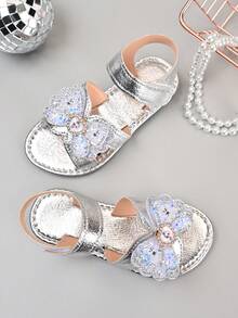 1双银色加大码幼儿/小女孩平底凉鞋，柔软皮革，饰有亮片、珍珠和蝴蝶，可调节鞋带，圆头设计，防滑软底，时尚公主风，适合3-12岁女孩，适合海滩、日常、学校、派对等场合，2026春夏款。 - 銀色 - 查看 4