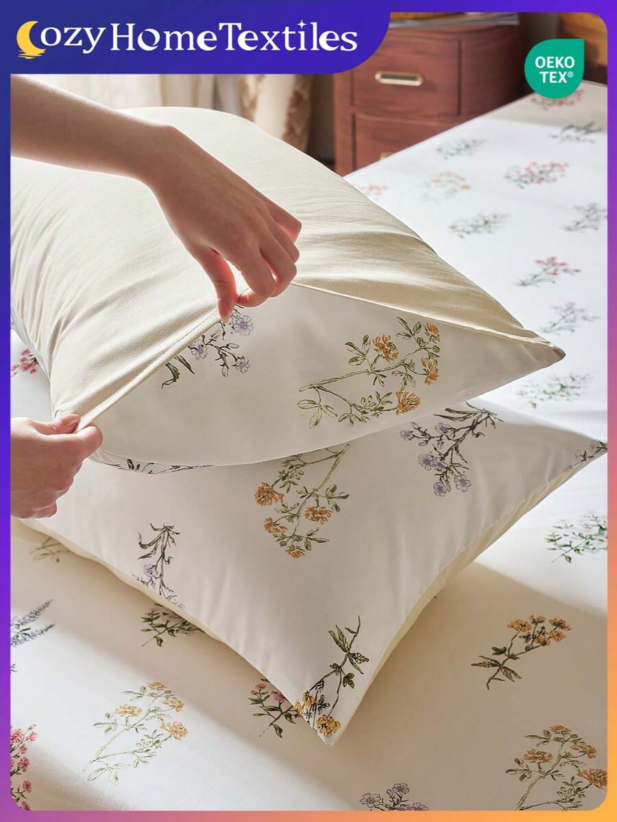 Fronha estampada (1 ou 2 unidades), sem enchimento, feita de tecido de fibra de poliéster macio e agradável ao toque, ideal para uso diário. Confortável e perfeita para sala de estar, quarto, área externa e decoração de sofá. Estampa floral. Certificação Oeko-Tex.