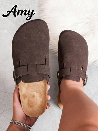 男士休闲纯色宽楦穆勒鞋，舒适防滑耐磨软底，圆头设计，舒适织物鞋面，PVC鞋底，套脚式设计，适合全年户外活动。