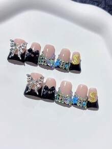 10片Y2K鸭嘴裸色和黑色法式手工美甲贴片，带金属蝴蝶结，镶满钻石，金色美元符号饰品；美甲用品，自制美甲，DIY美甲贴片，美甲艺术，亚克力假指甲；适合派对、日常佩戴、婚礼；送给女性和女孩的绝佳礼物；包含1片果冻胶和1个迷你指甲锉。 - 黑色 - 查看 2