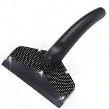 彩色水钻雪铲 - 镶满彩色水钻的汽车挡风玻璃雪铲，兼具时尚与实用性！多彩外观搭配水钻点缀，格外引人注目。采用高强度材料制成，铲头可有效保护玻璃，防滑手柄握感舒适。高效清除积雪和冰块，是冬季驾驶必备的实用美观之选。