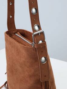 仿麂皮水桶包，配大铆钉肩带，流苏单肩包，复古风斜挎包，Y2K 机车包，棕色，时尚新品。