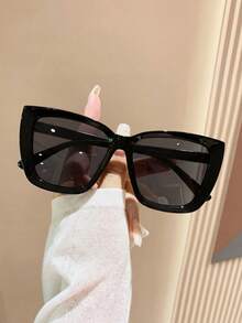 一副经典黑色猫眼太阳镜，男女皆宜，适合各种场合，如旅行、夏季配饰、运动风、驾驶、节日、海滩、电子音乐节、度假、家庭出游、高尔夫、徒步旅行、优雅装扮、街头风配饰、度假氛围、运动、派对、户外活动、街头风、钓鱼、假日等。 - 黑色 - 查看 2