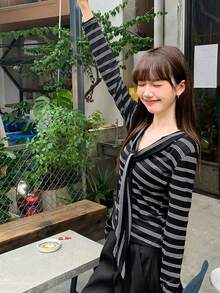 一件女士长袖T恤,采用独特的披肩领设计,适合秋冬季休闲叠穿。 - 黑白條紋 - 查看 5